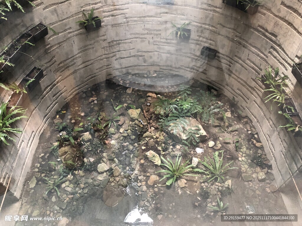 砖砌坑内堆满垃圾杂物