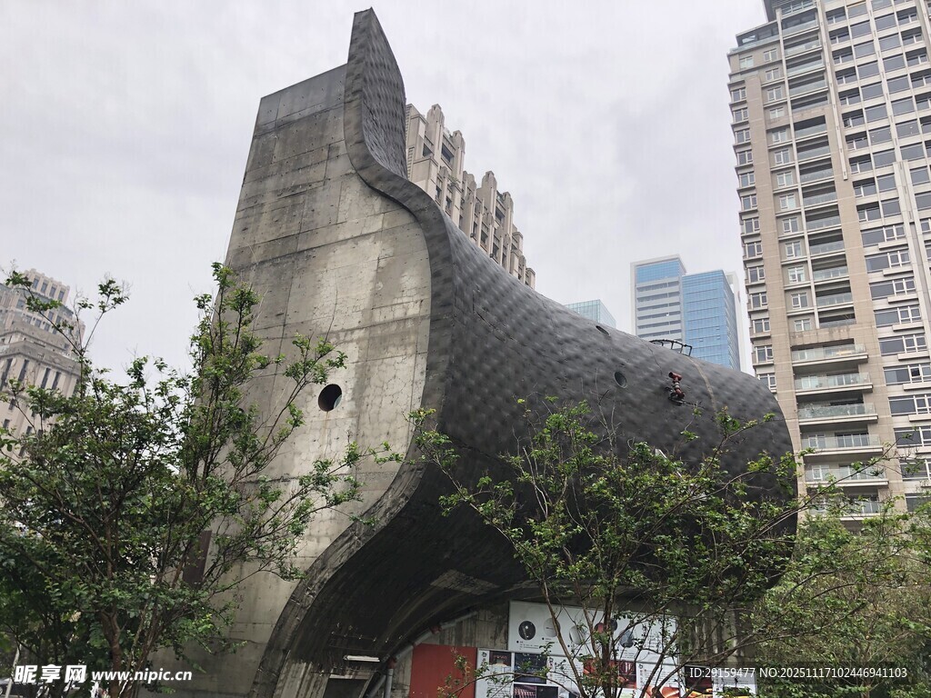 独特造型建筑屹立城市中