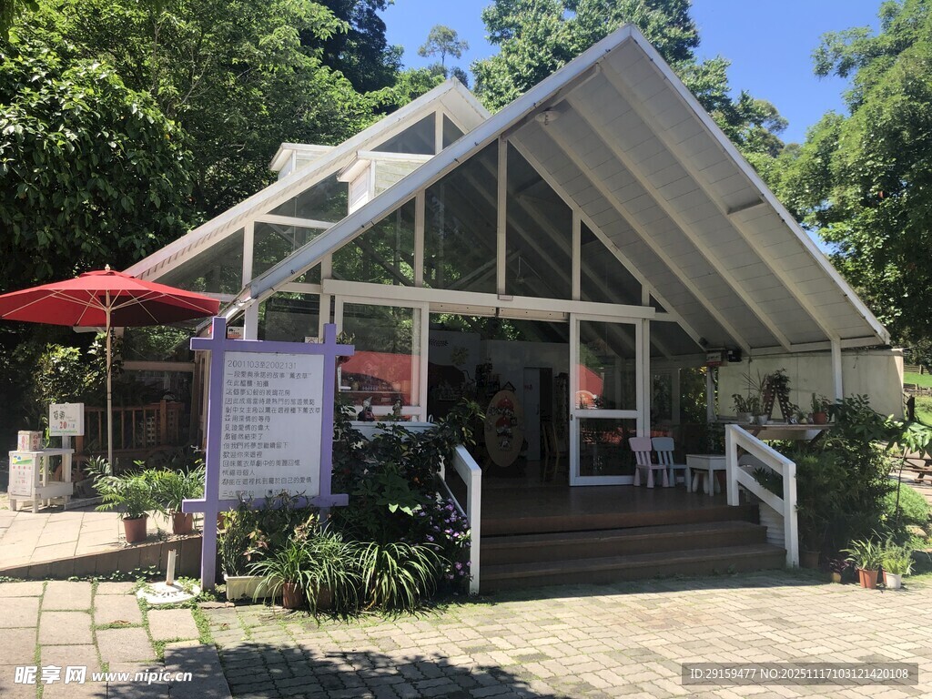 别致玻璃小屋户外景致