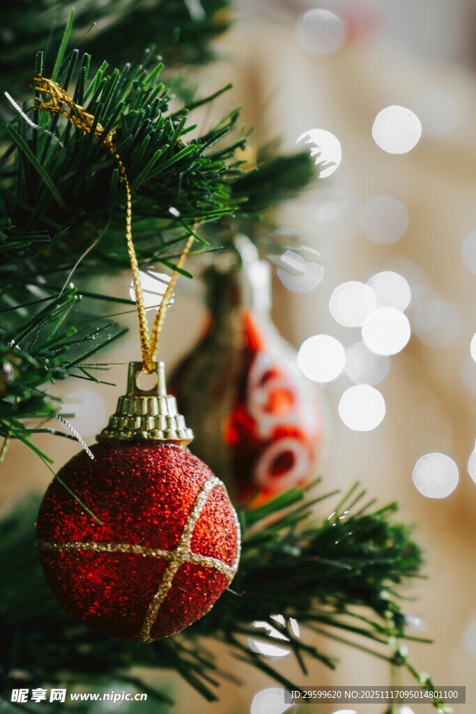 圣诞树上的精美装饰球