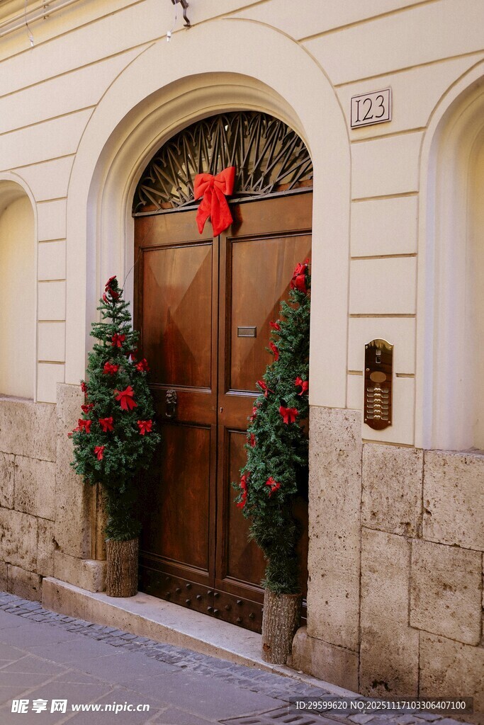 节日装饰的古朴木门