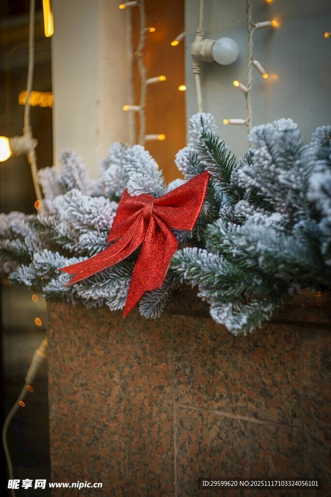 圣诞装饰花环上的红蝴蝶结