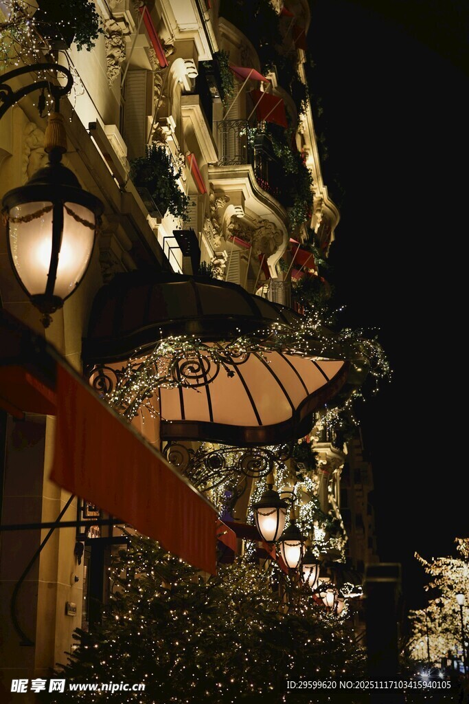 夜晚街道的温馨灯光装饰