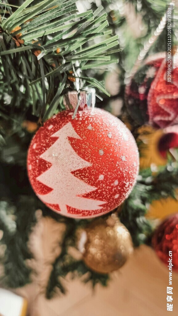 圣诞树上的精美装饰球