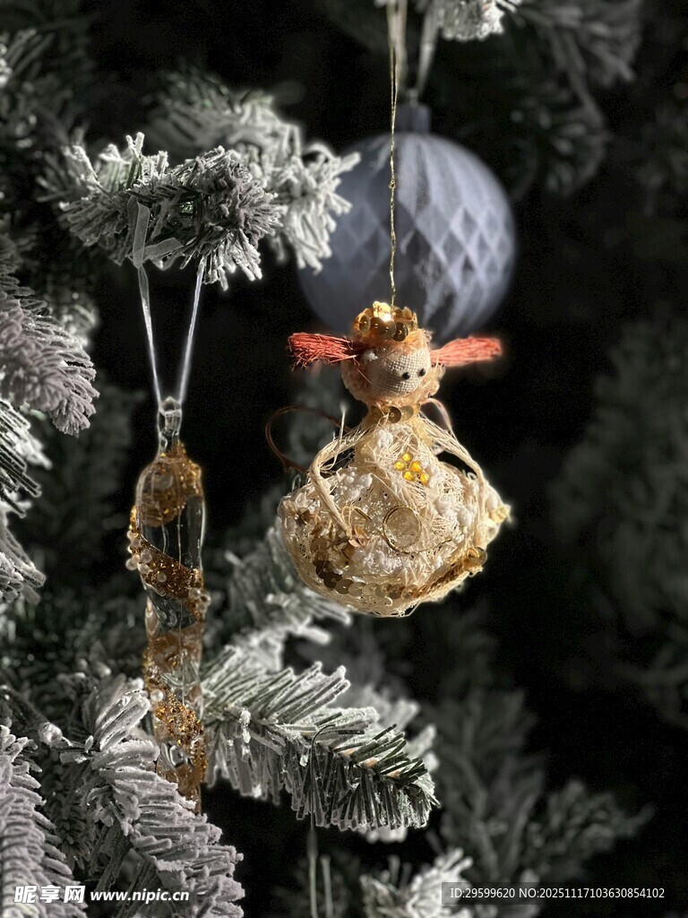 圣诞树上的精美装饰挂件