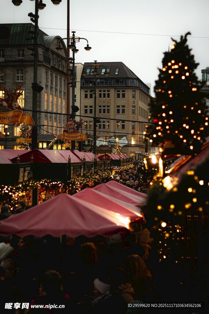 热闹的圣诞集市夜景