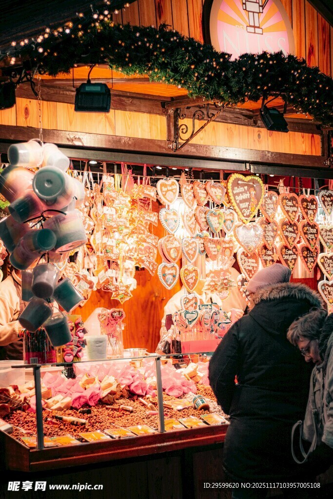 圣诞集市精美饰品橱窗
