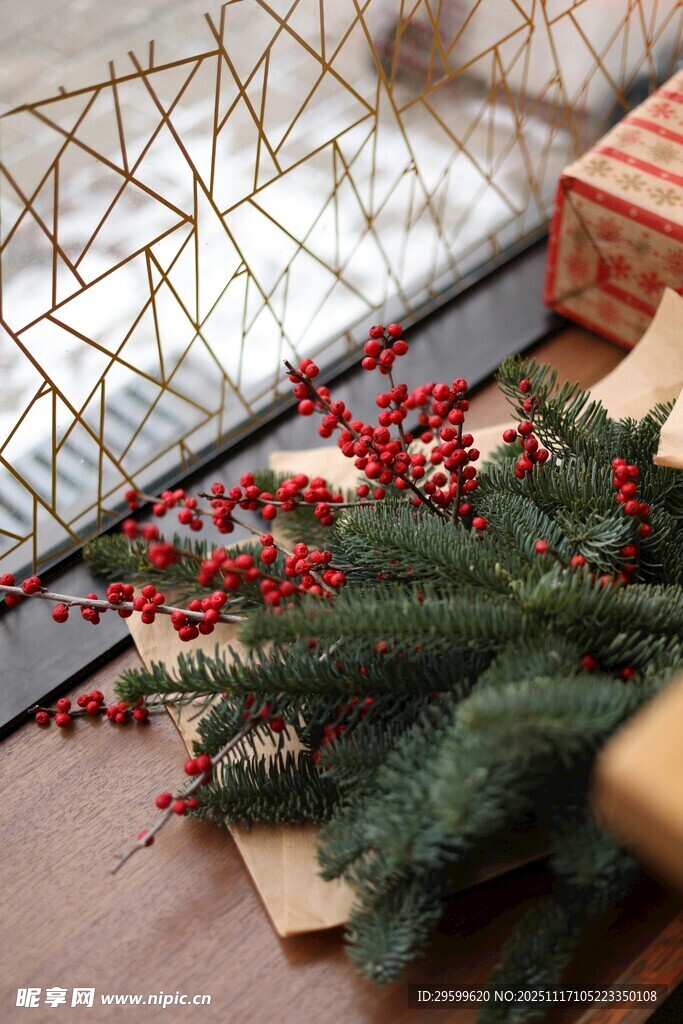 圣诞装饰绿植与红色浆果
