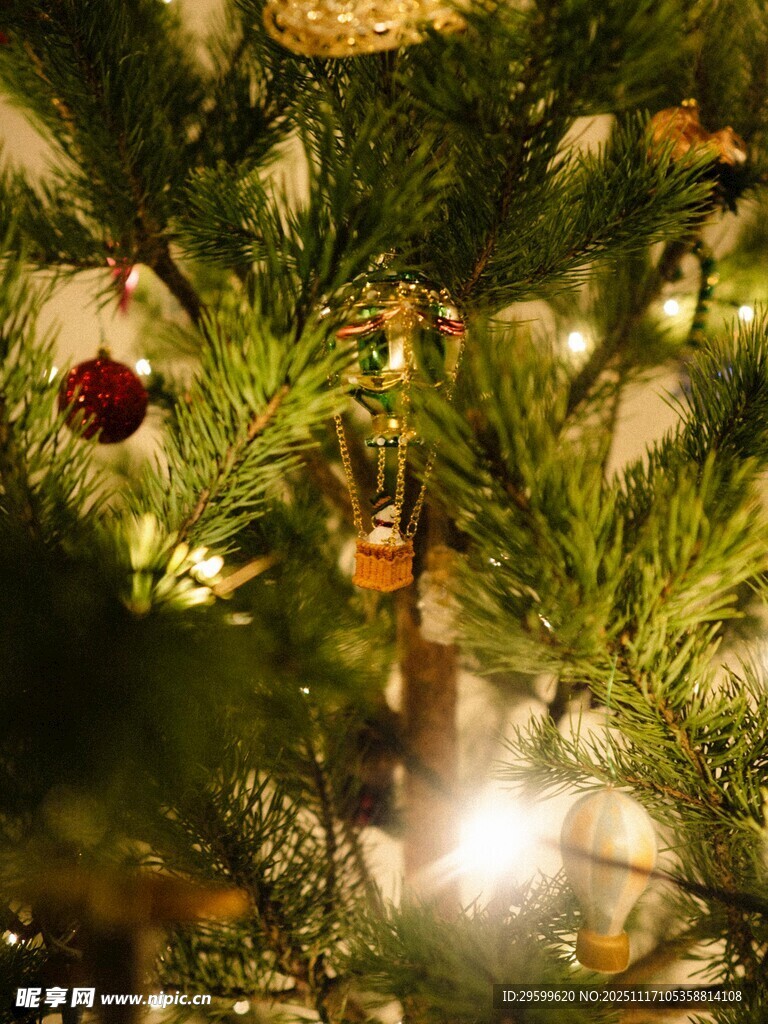 圣诞树上的装饰与灯光