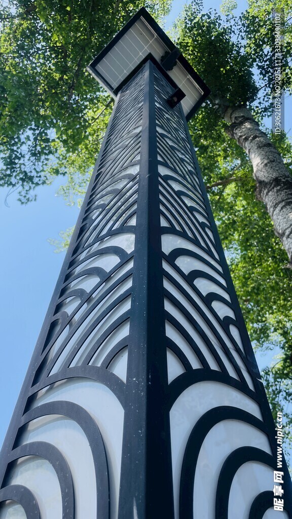 黑白图案装饰的高耸立柱