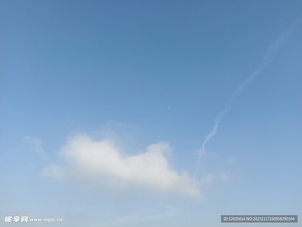 蓝天中的一朵白云