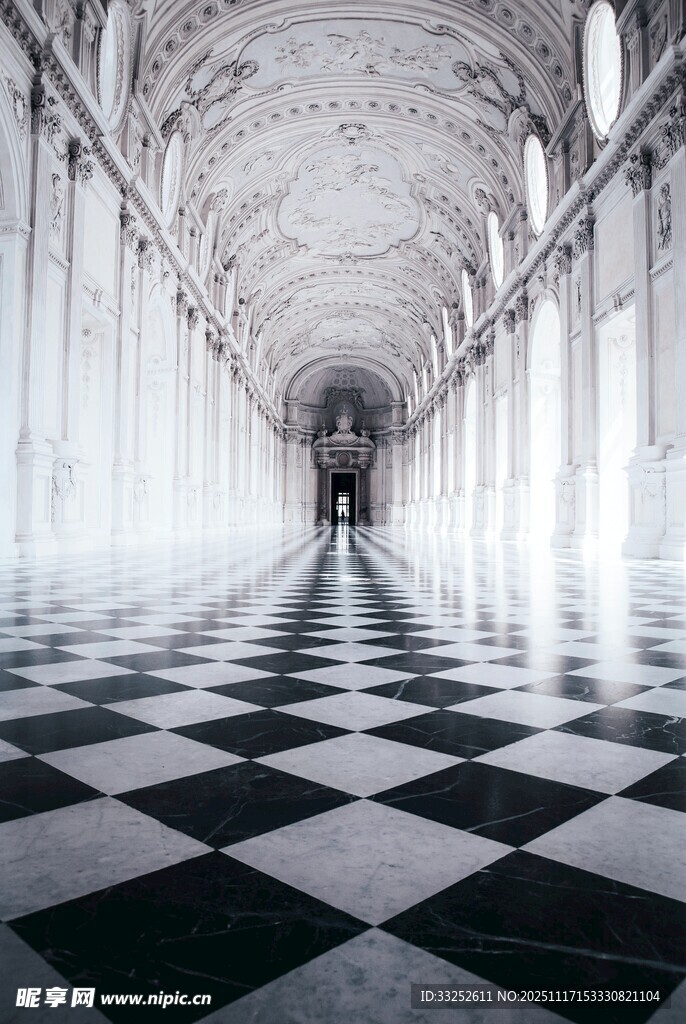 黑白方格长廊中的孤独身影