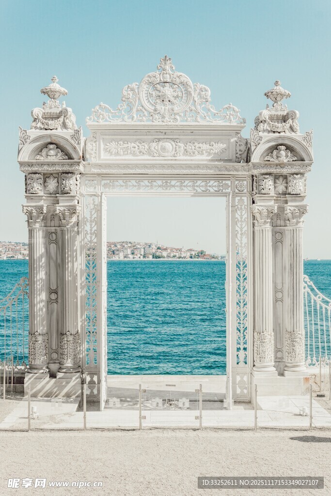 海边白色古典拱门景观