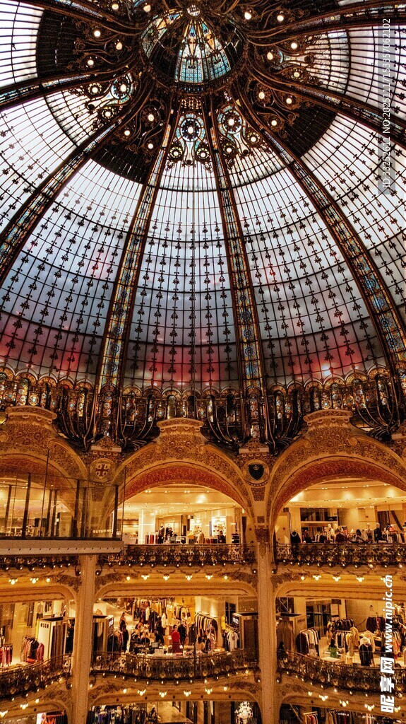 华丽穹顶下的繁华商场