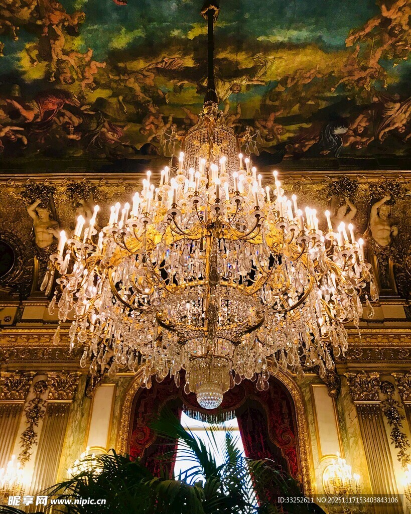 华丽水晶吊灯装点奢华空间