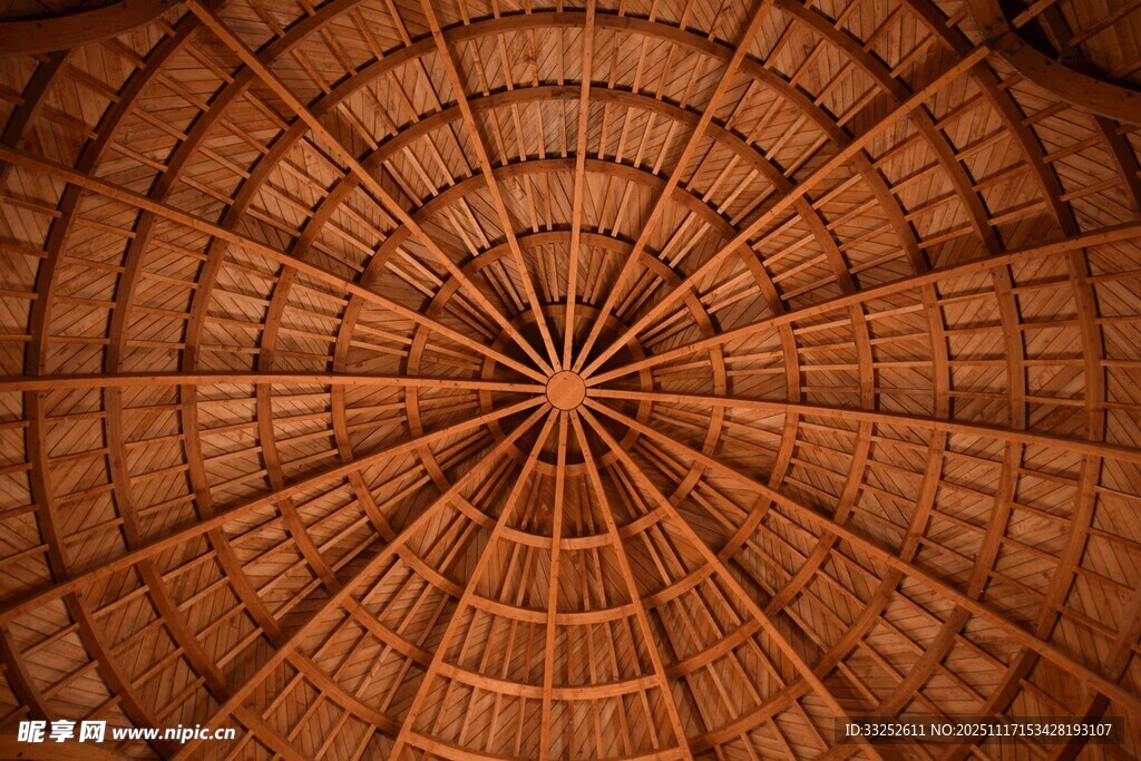 圆形木质屋顶独特纹理