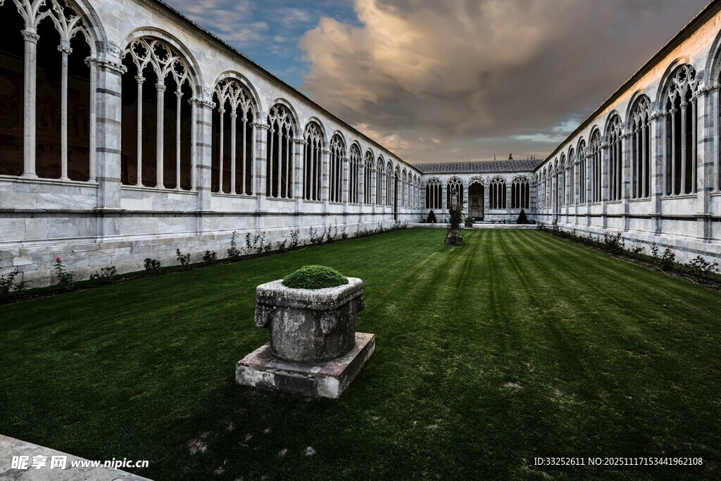 古老庭院中的静谧草坪