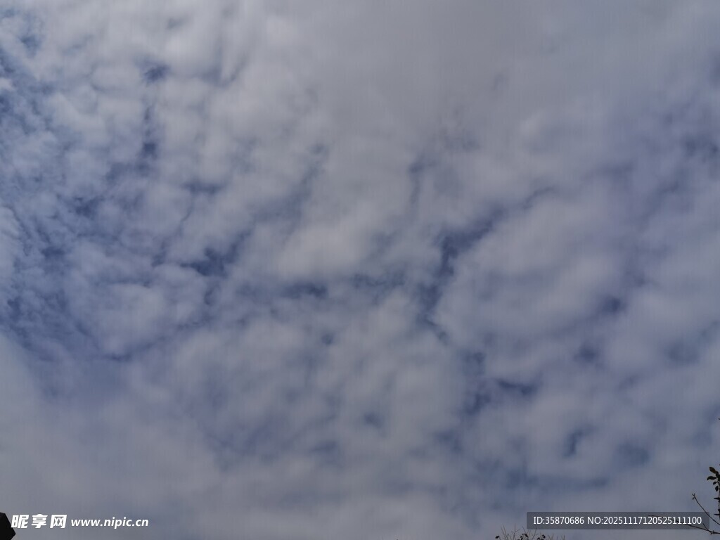 天空中的蓬松云朵