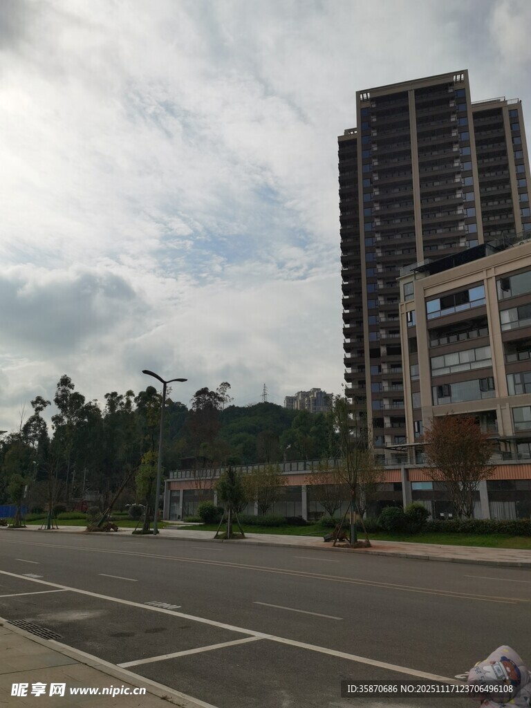 城市道路旁的高楼景观