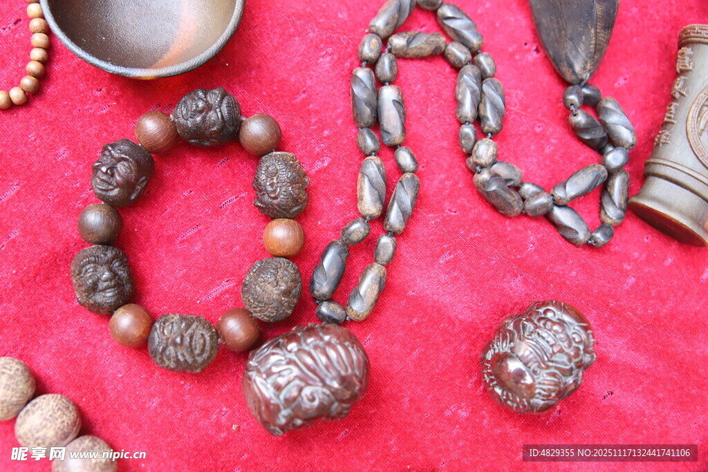 复古风精美手工饰品展示