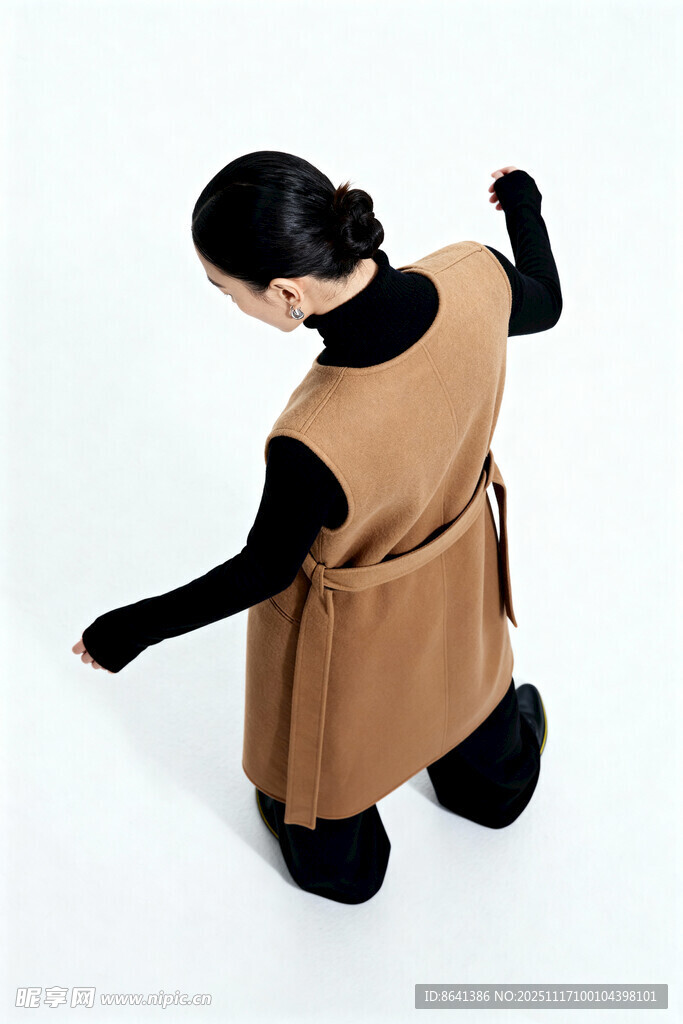 身着棕色背心裙的跪地姿态