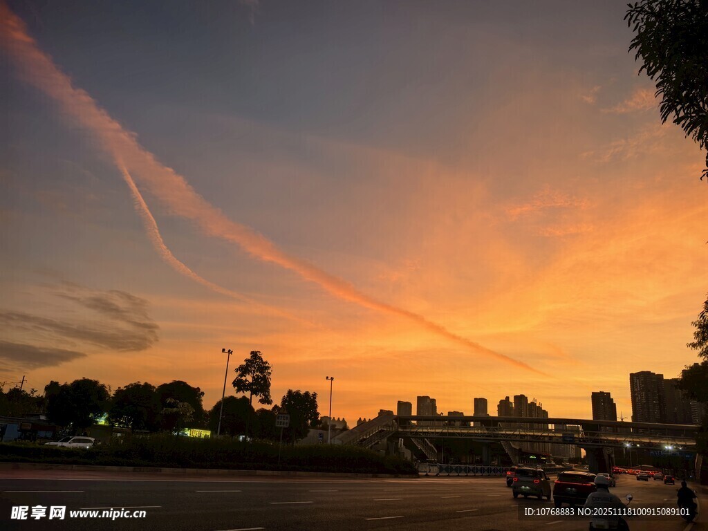 夕阳下的城市美丽天际线