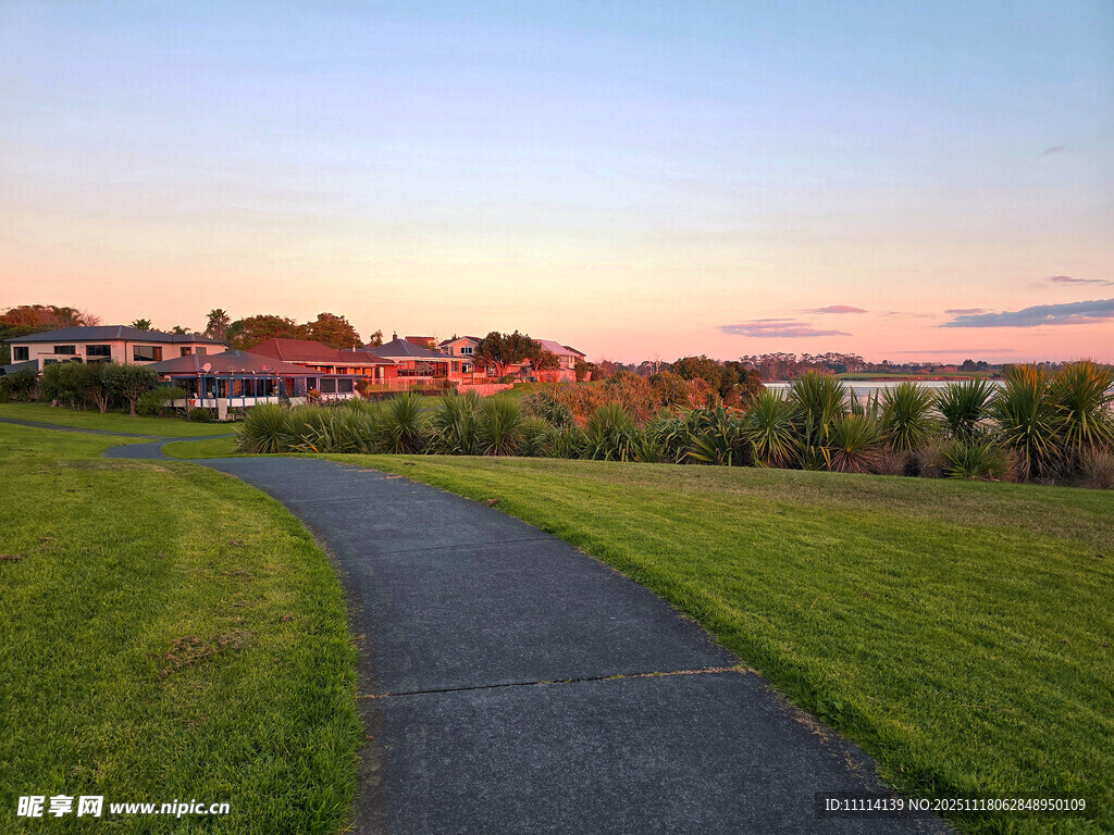 黄昏下的海滨小镇美景