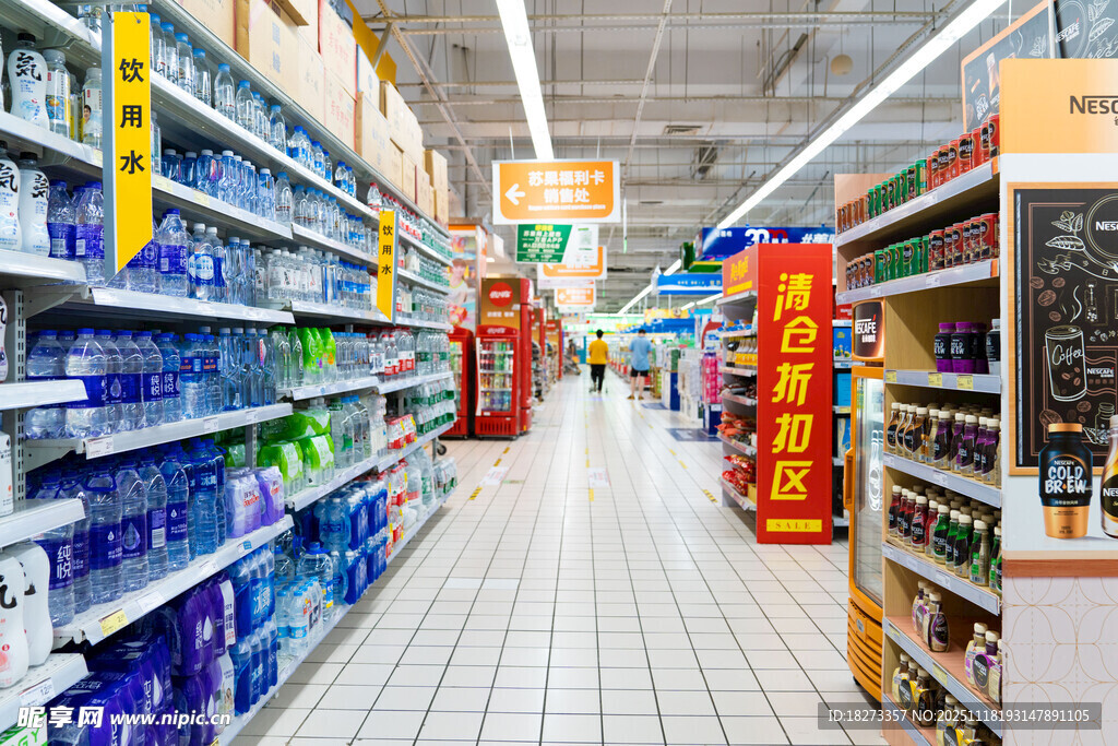 超市内部整洁的货架陈列