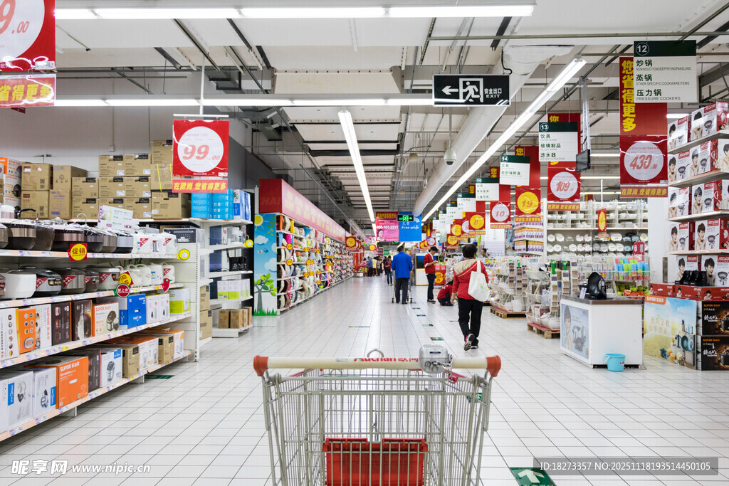 超市内景顾客与购物车