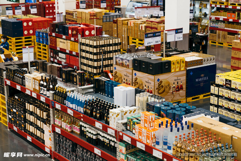 超市货架上琳琅满目的商品