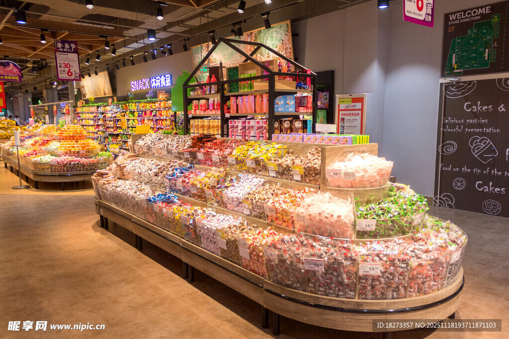 超市内琳琅满目的食品货架