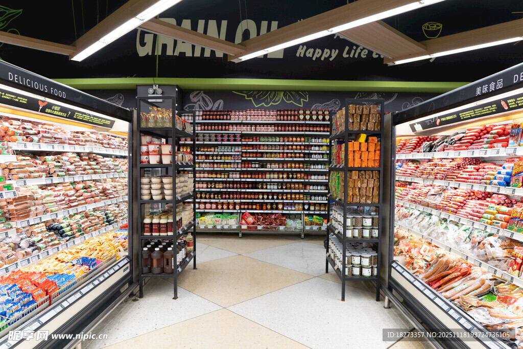 超市内景琳琅满目的货架