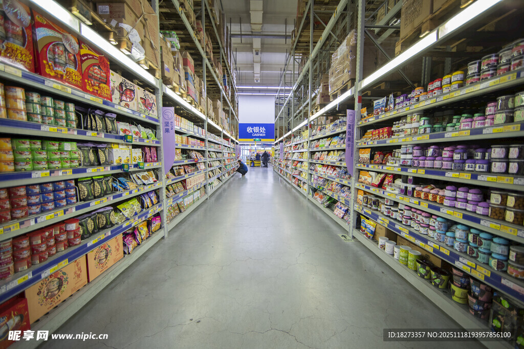 超市货架间的丰富商品
