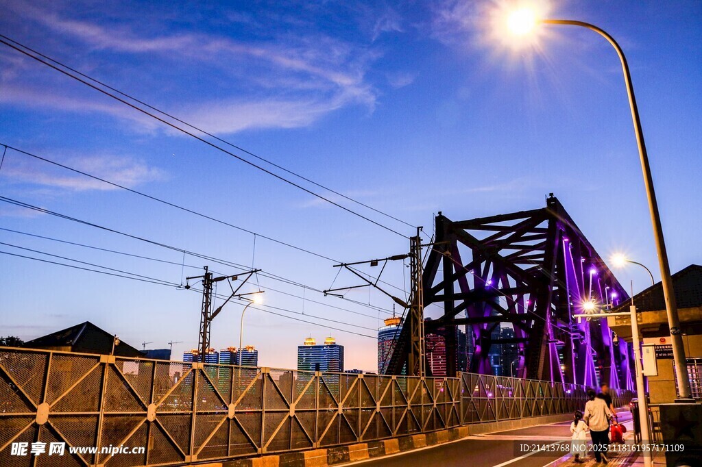 夜幕下的桥梁与城市风景