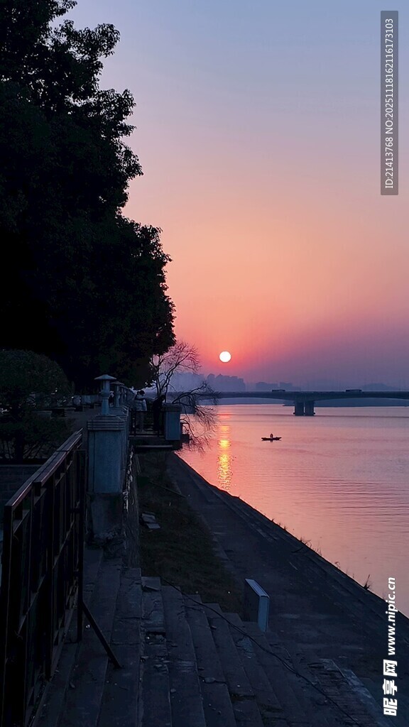 河畔日落美景