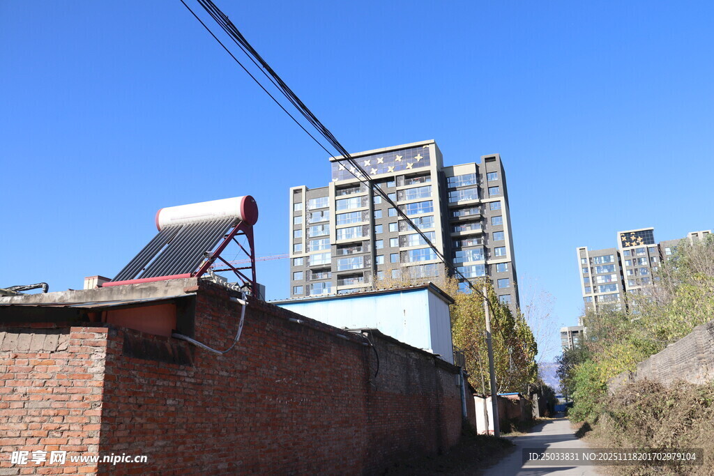 老旧建筑旁的工业设施