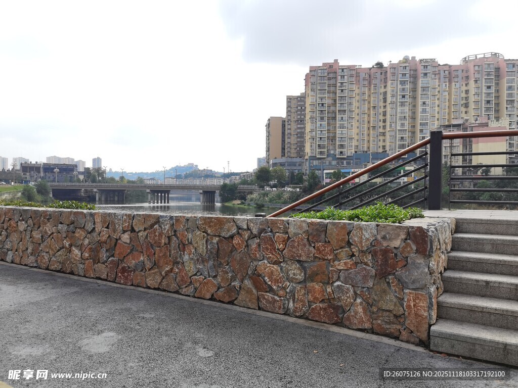 城市石砌景观与远处高楼