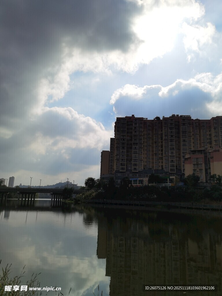 湖畔城堡云下静谧风景