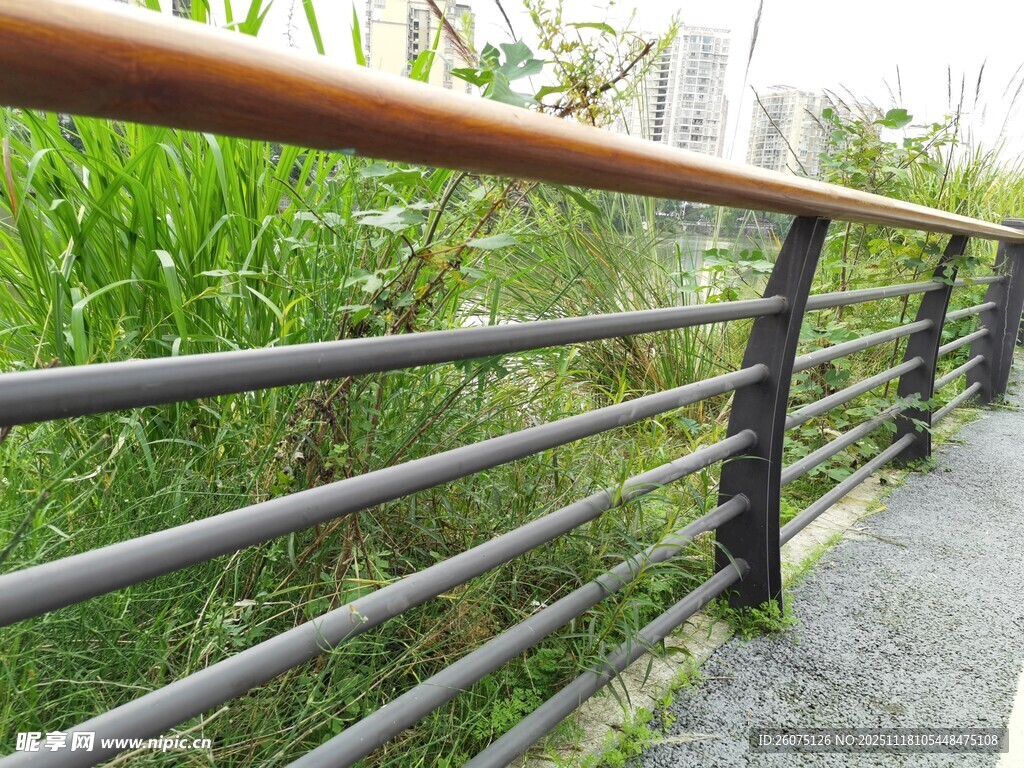 户外金属与木质护栏景观