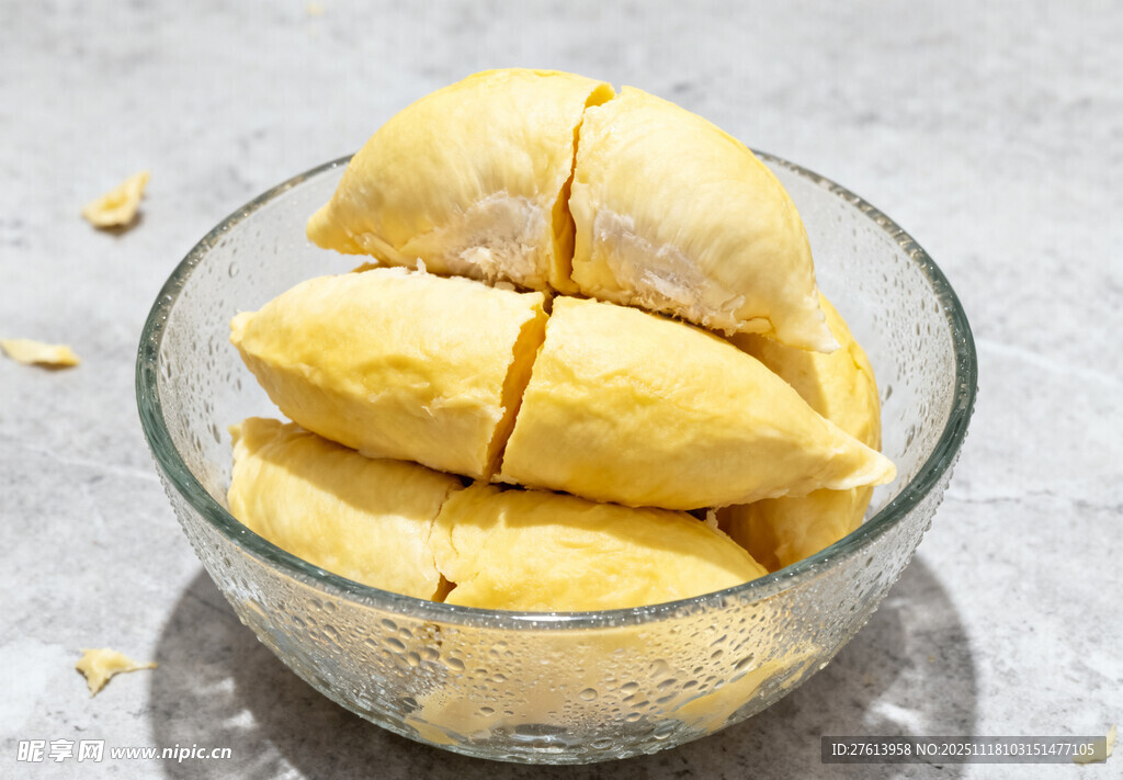 玻璃碗中的榴莲果肉