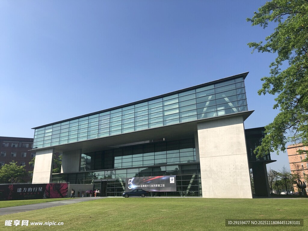 现代风格玻璃建筑外观