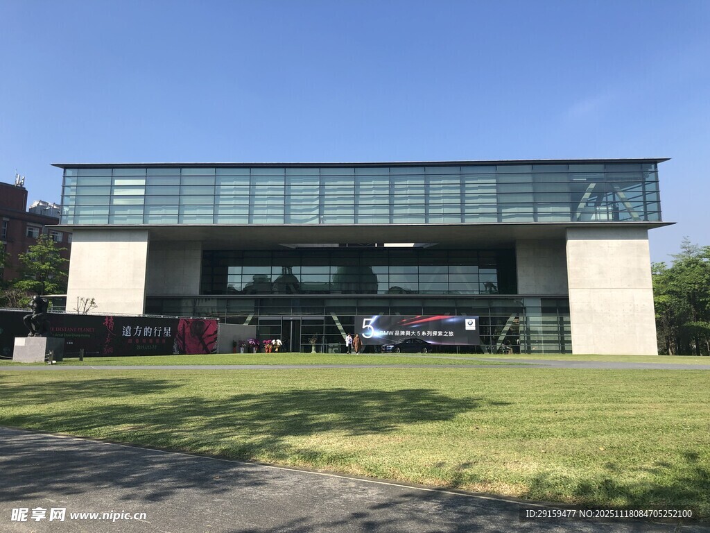 现代风格车库外观展示