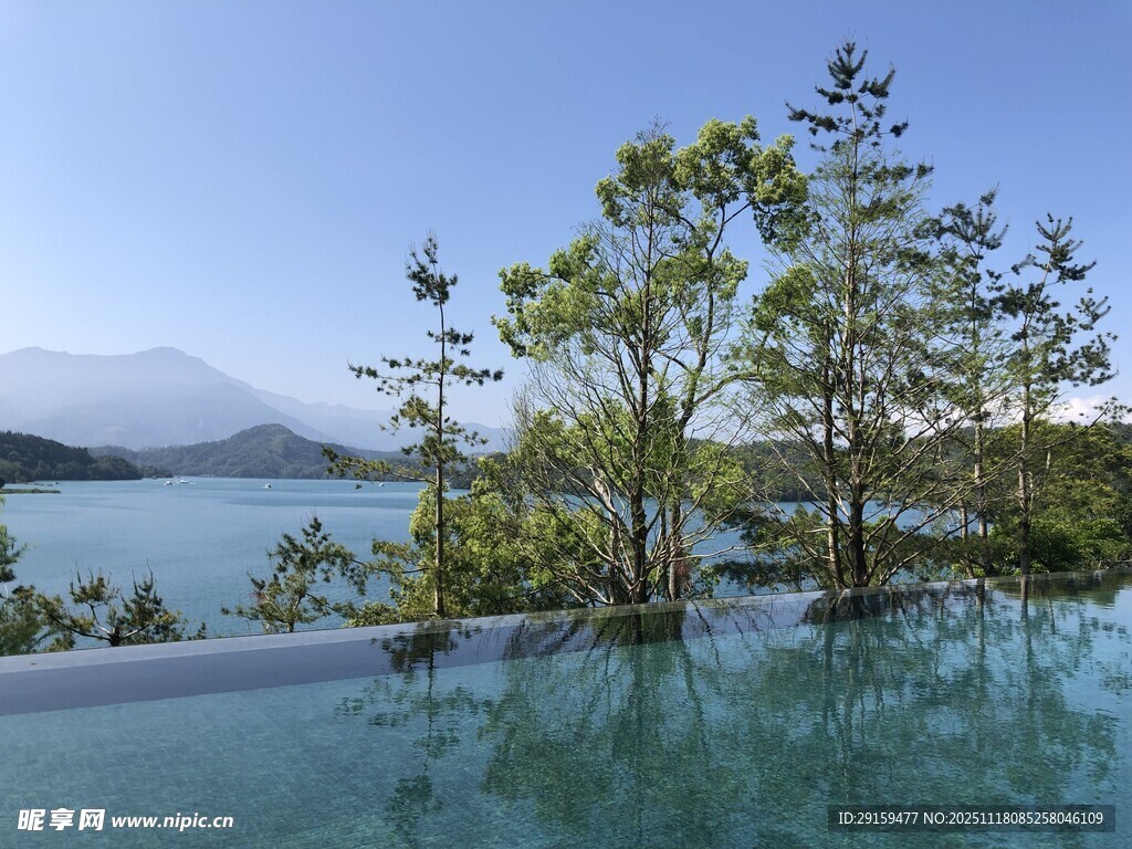 湖畔无边泳池与秀丽风光