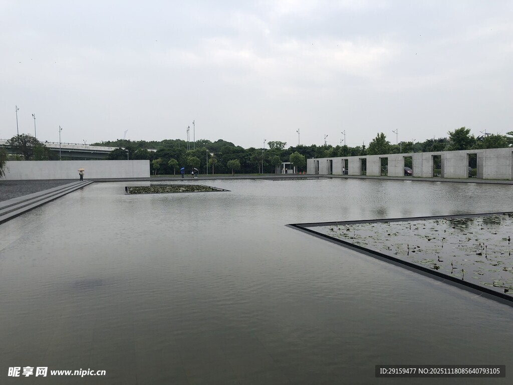 雨中开阔水域景观