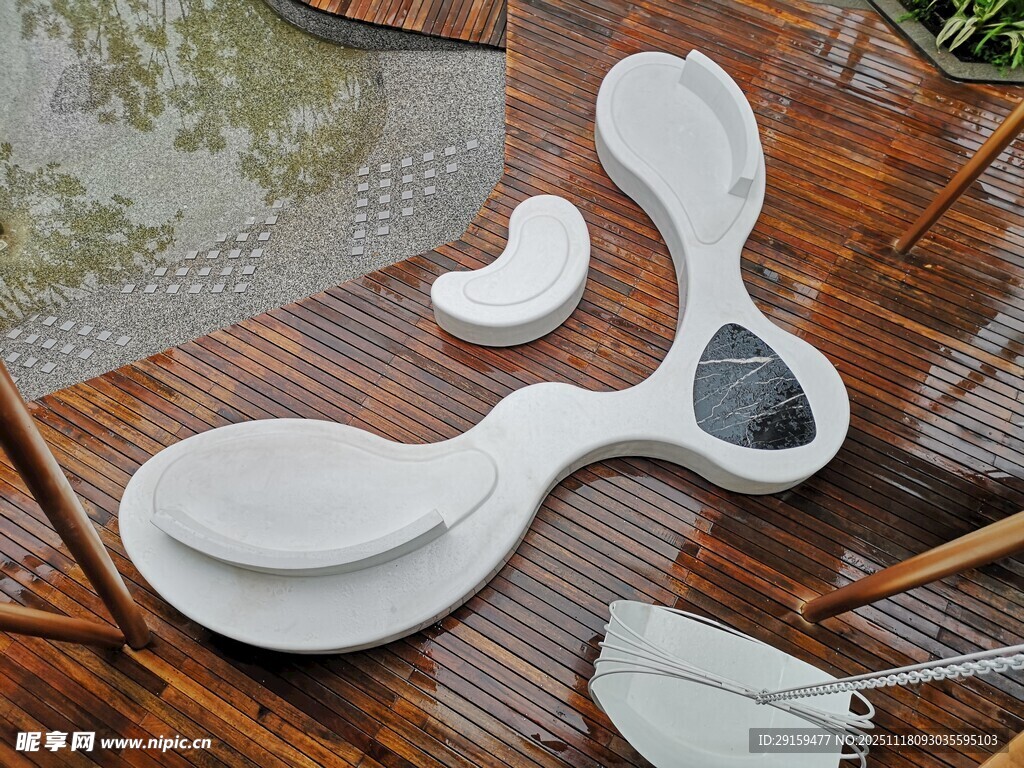 独特造型白色户外休闲座椅