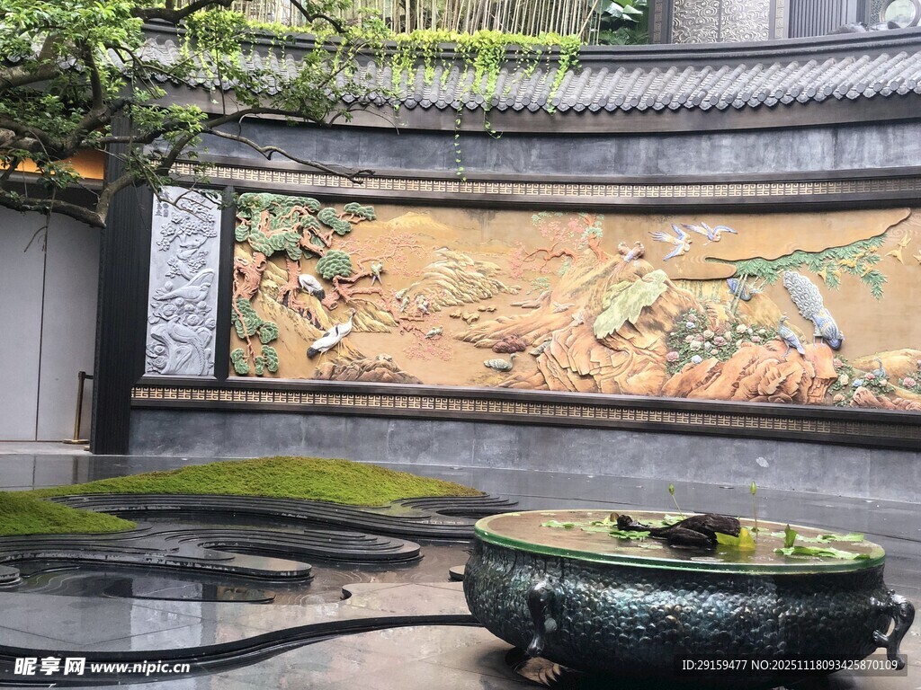 中式庭院景观中的精美壁画
