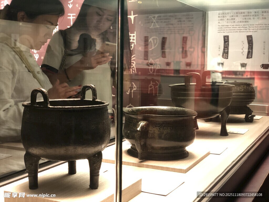 博物馆中的古代青铜鼎展品