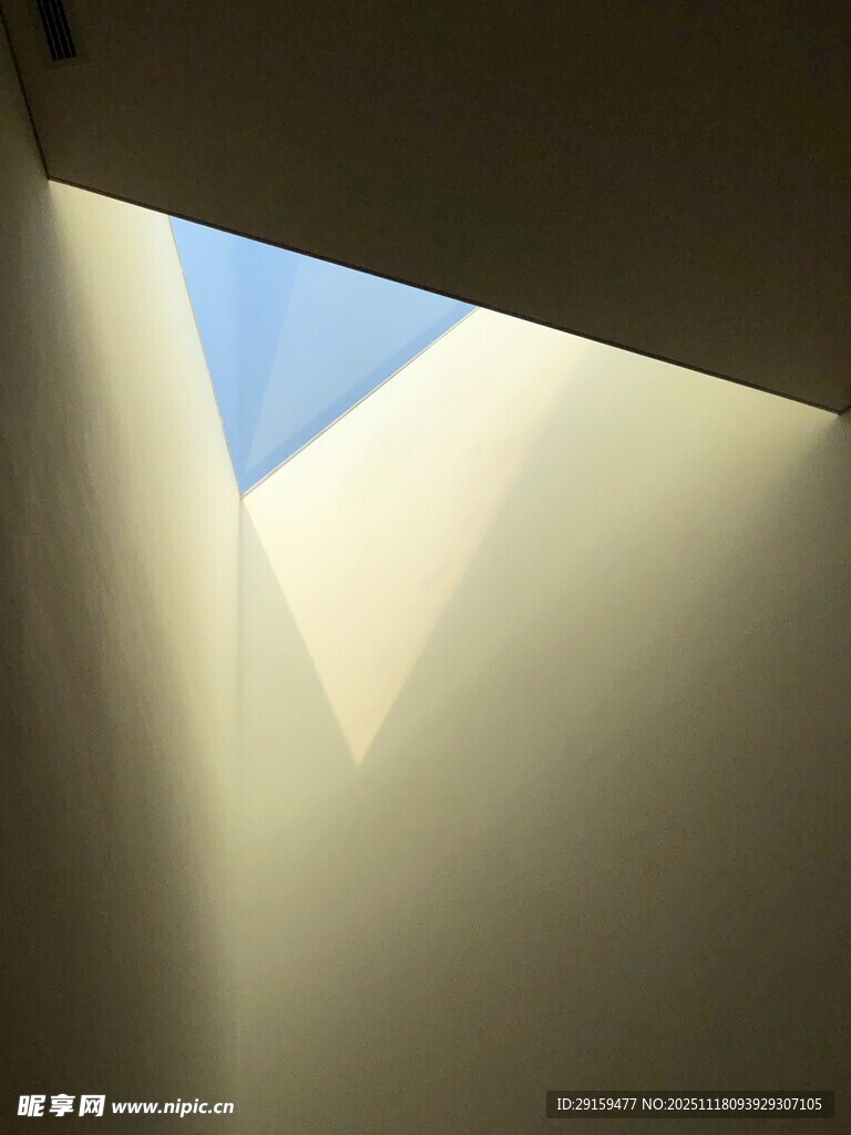 室内天窗透进的一线蓝天