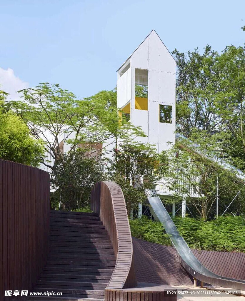 现代风格白色建筑与绿植