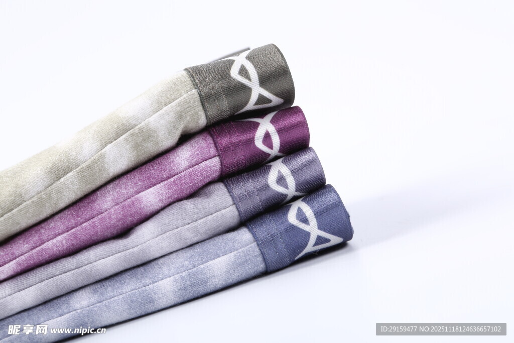 多彩条纹手帕整齐堆叠